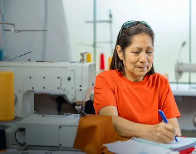 Una emprendedora en su taller de costura